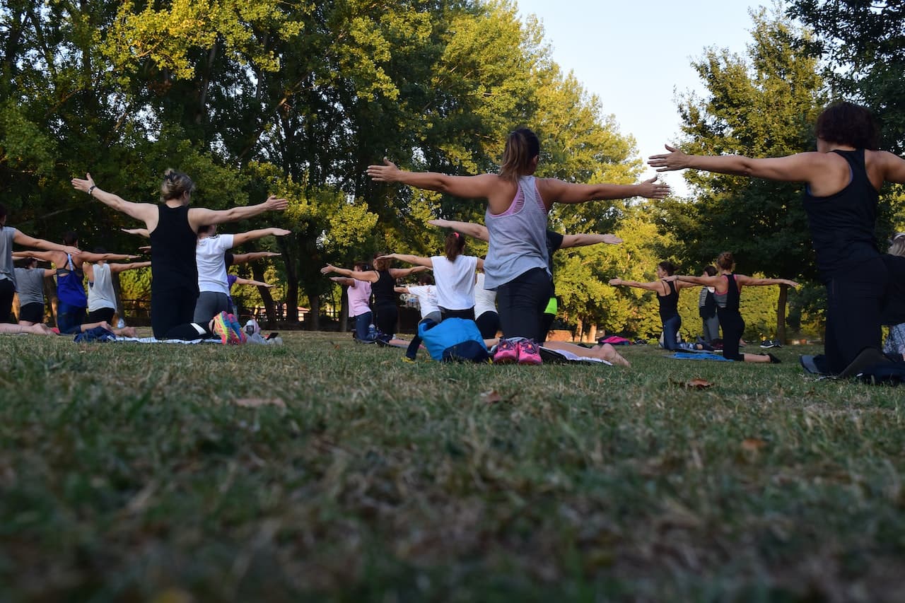 Women-doing-pilates-at-the-park