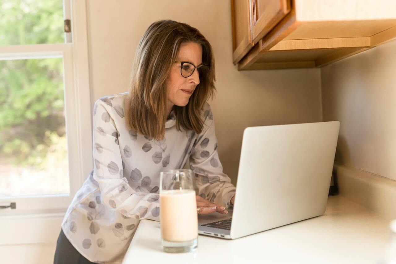 Older-woman-typing-in-computer