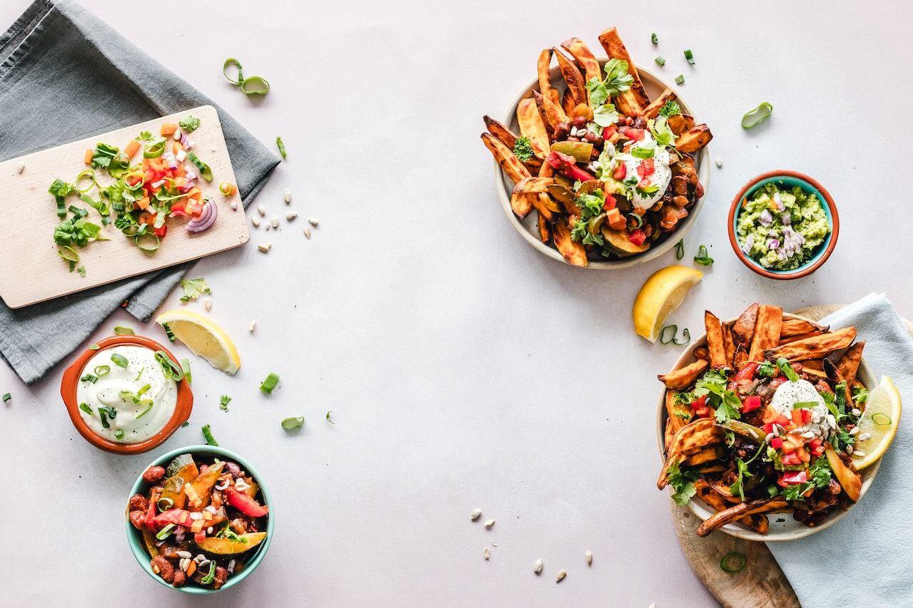 Quinoa-bowls-with-vegetables-and-guacamole