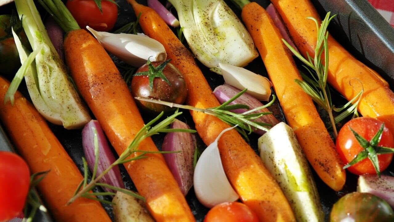 Carrots-tomatoes-onions-and-other-vegetables-on-grill