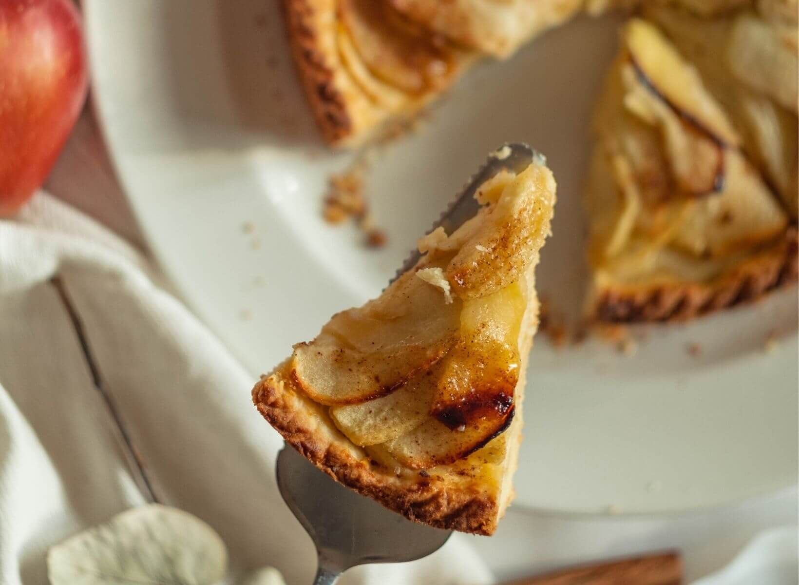 Close up shot on a slice of low glycemic apple tart, a Thanksgiving recipe