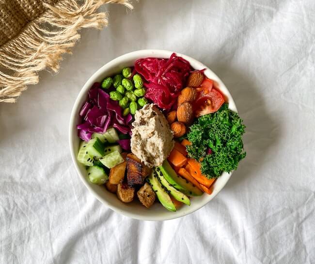 Example of a low-glycemic lunch bowl with vegetables