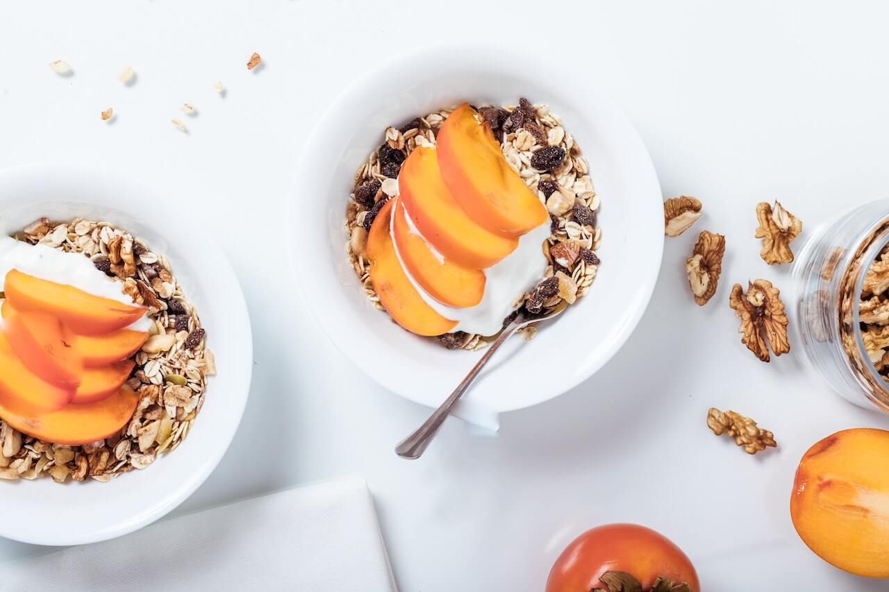 plate-of-oatmeal-with-greek-yogurt-and-peaches