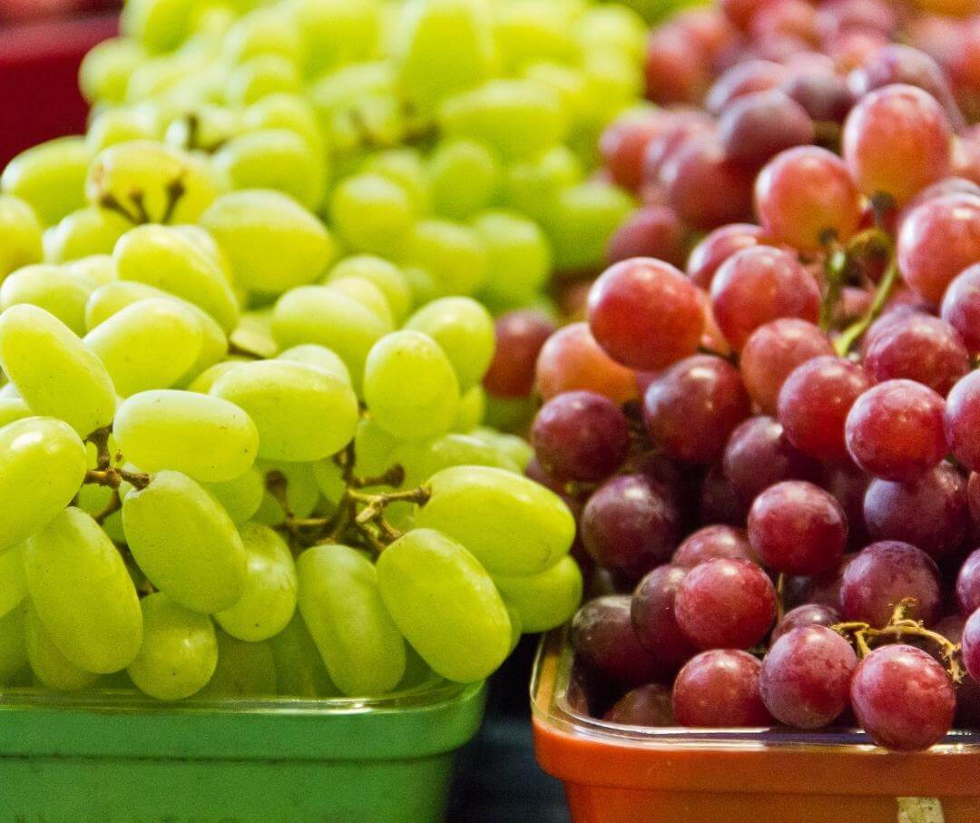 red and white table grapes