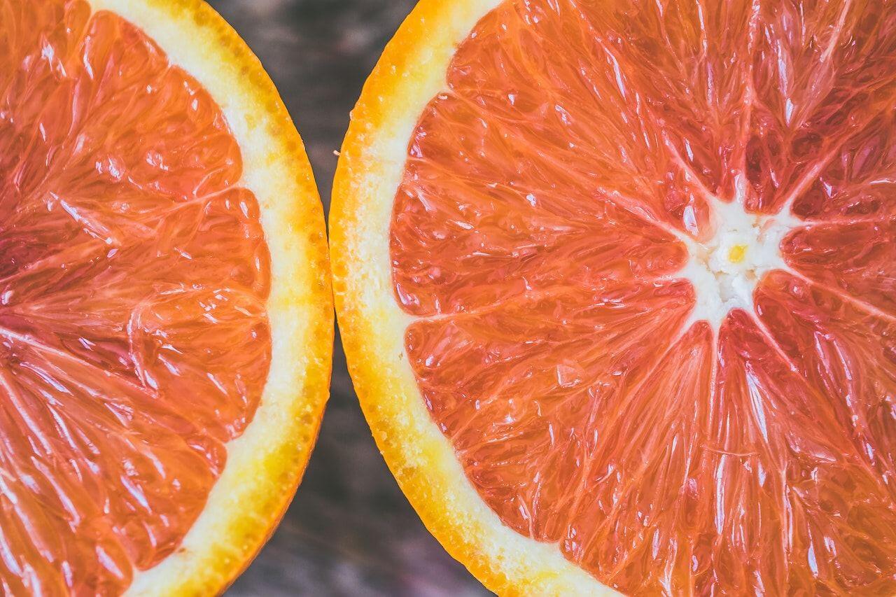 Close-up-of-two-juicy-grapefruits-cut-in-half