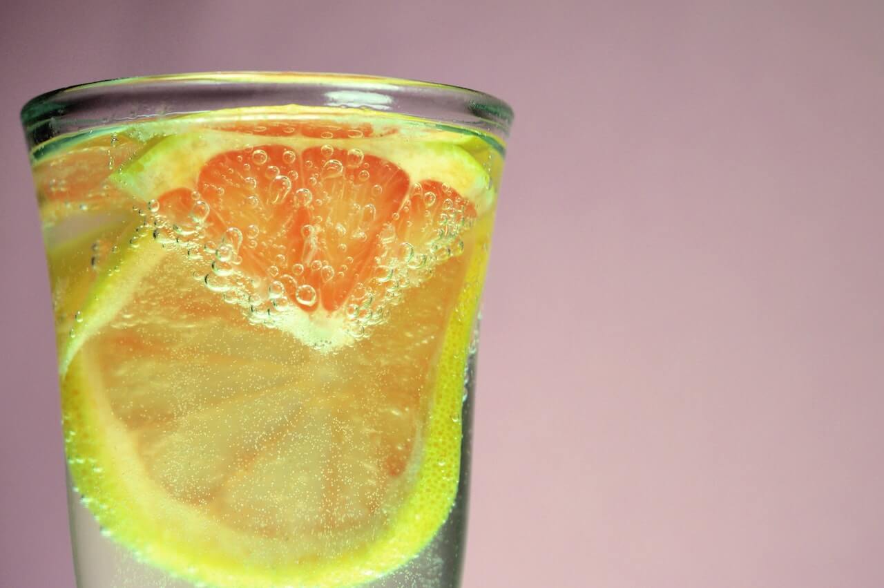 Pieces-of-grapefruit-inside-glass-of-water