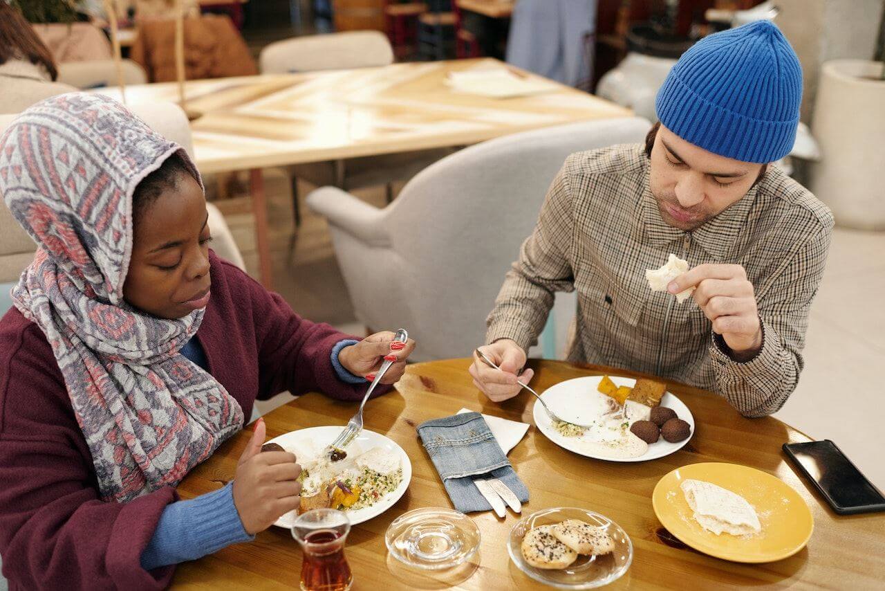 Two-people-eating-grits-and-bread-for-lunch