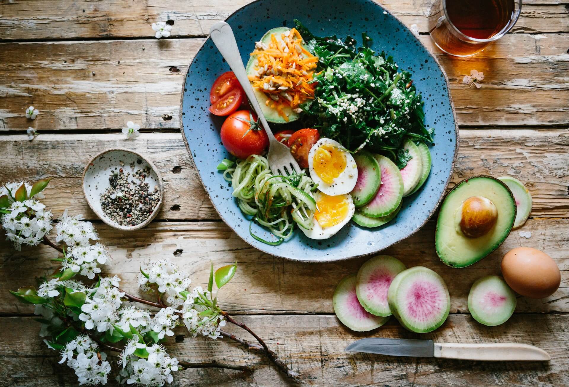 plate-of-poached-eggs-and-vegetables-on-wood-table