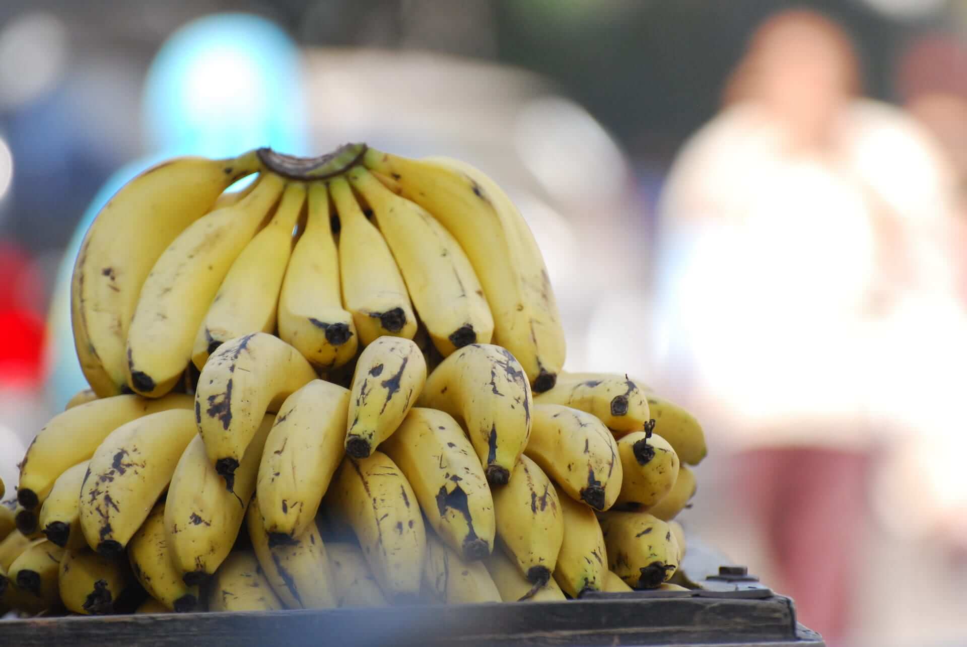 Bananas-outside-on-a-shop-stand-glycemic-index-of-banana