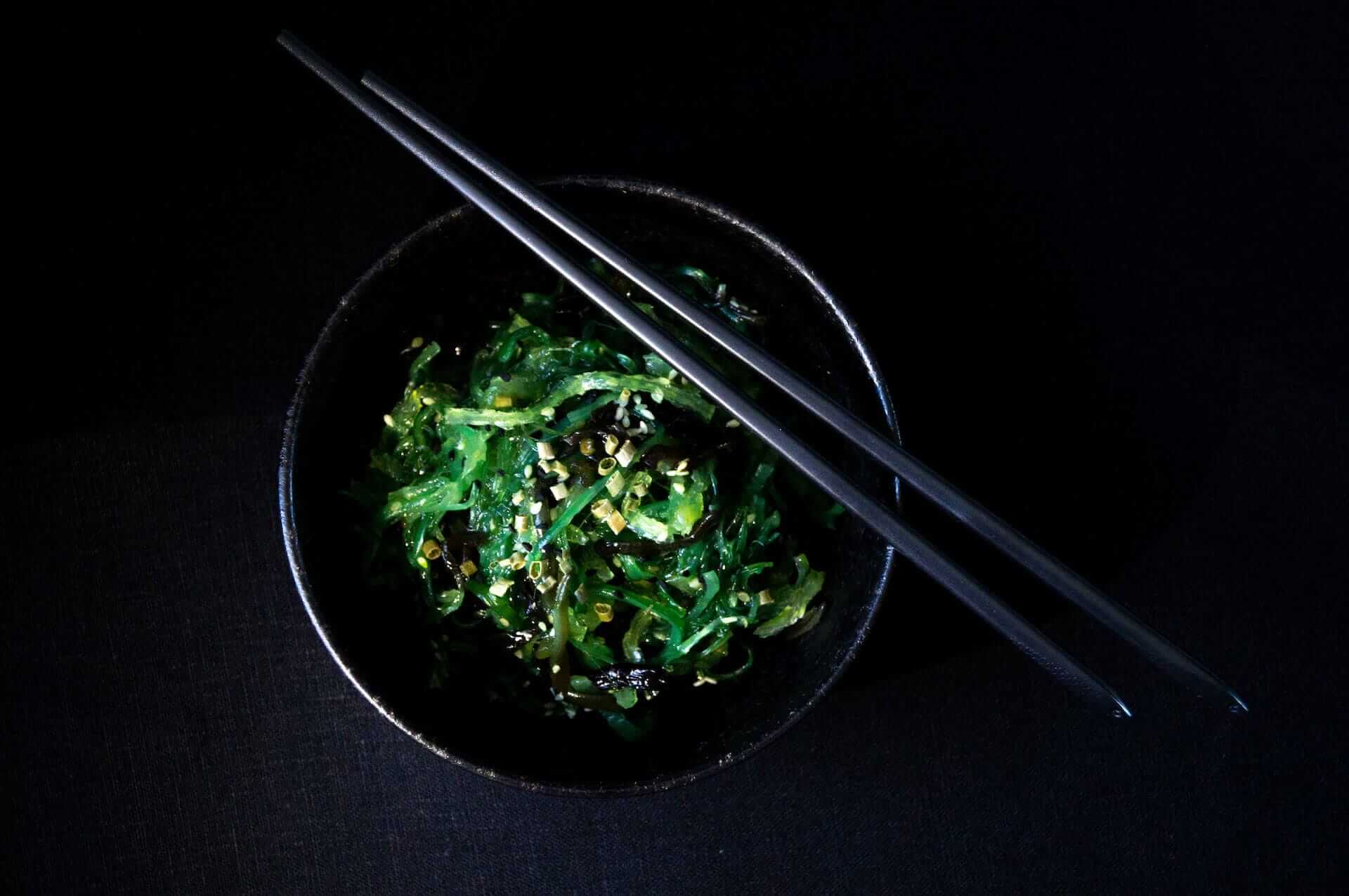 Plate-of-wakame-seaweed-with-chopsticks-benefits-of-eating-seaweed