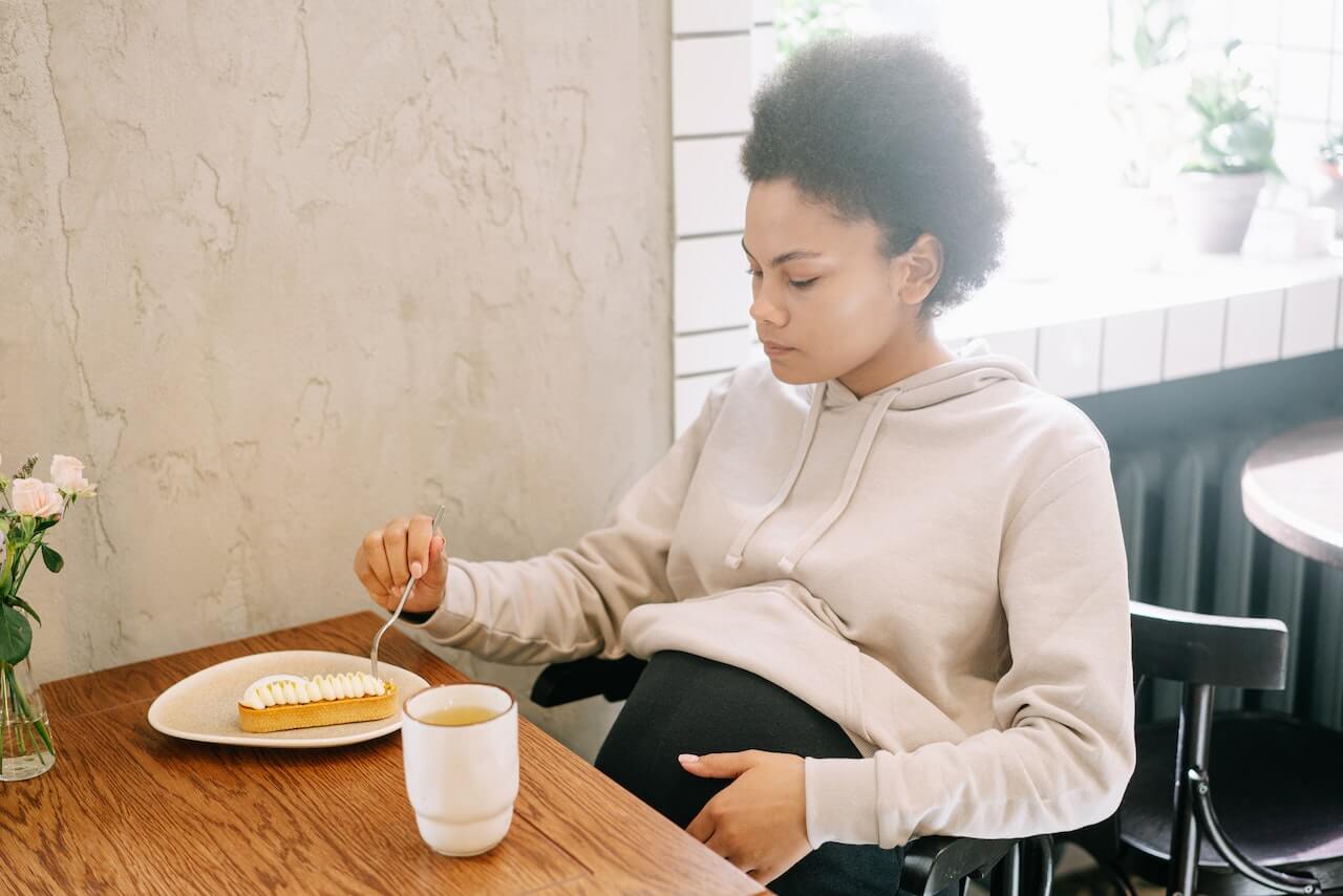 Pregnant-woman-eating-at-cafe