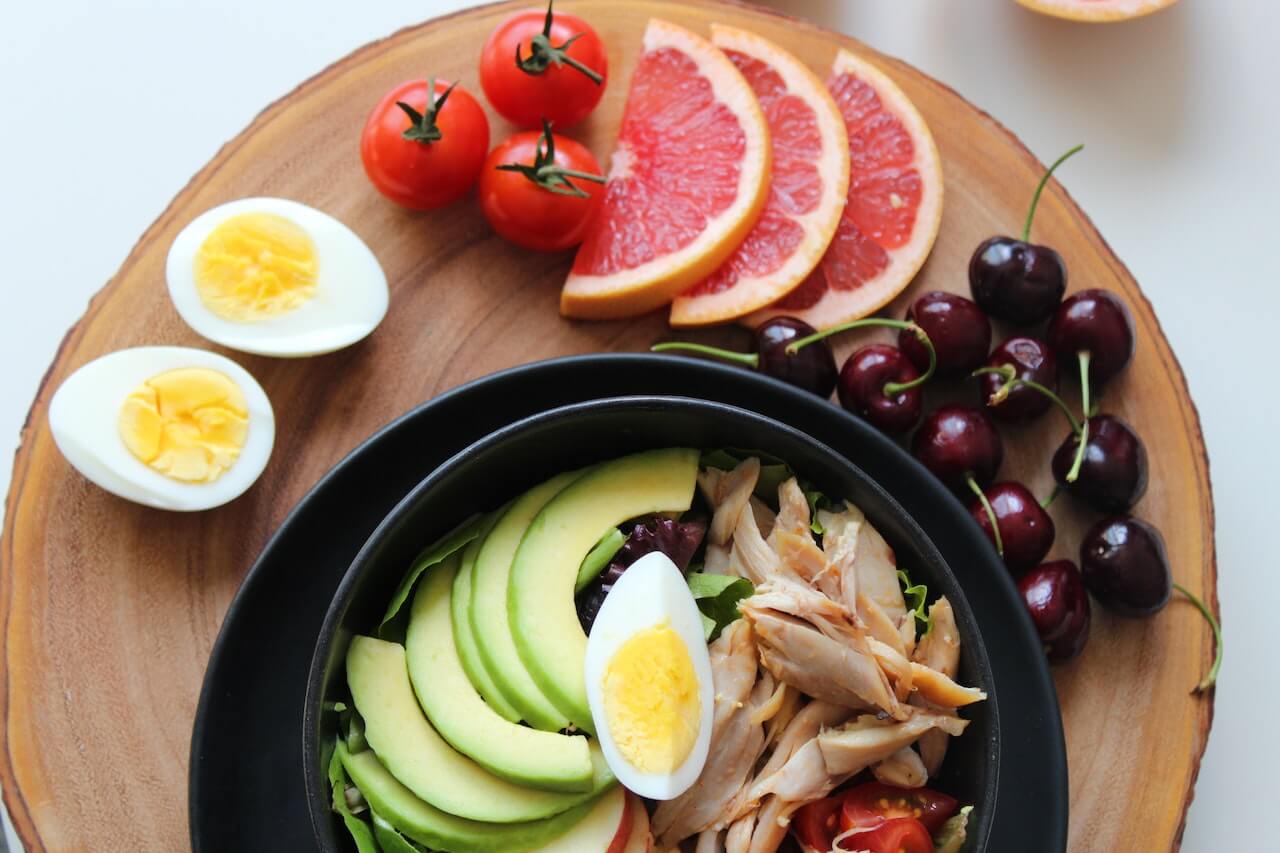 Bowl-with-avocado-poached-eggs-chicken-tomatoes-salad