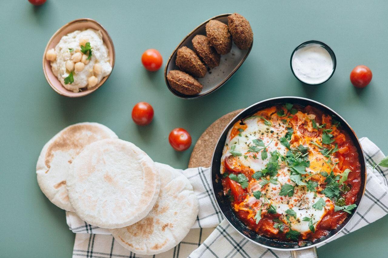 Pita-bread-with-hummus-and-salad