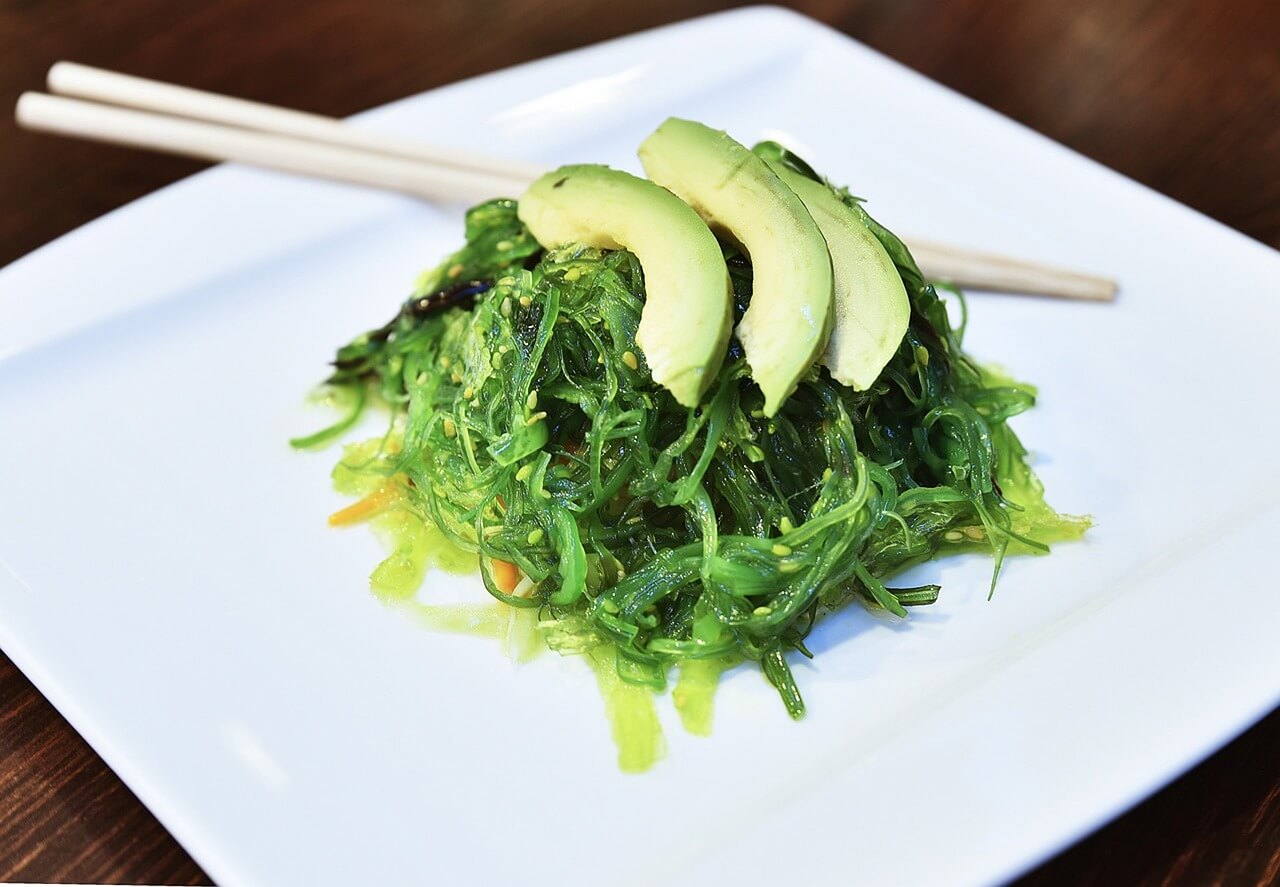 Plate-of-wakame-seaweed-with-avocado-slices-benefits-of-eating-seaweed