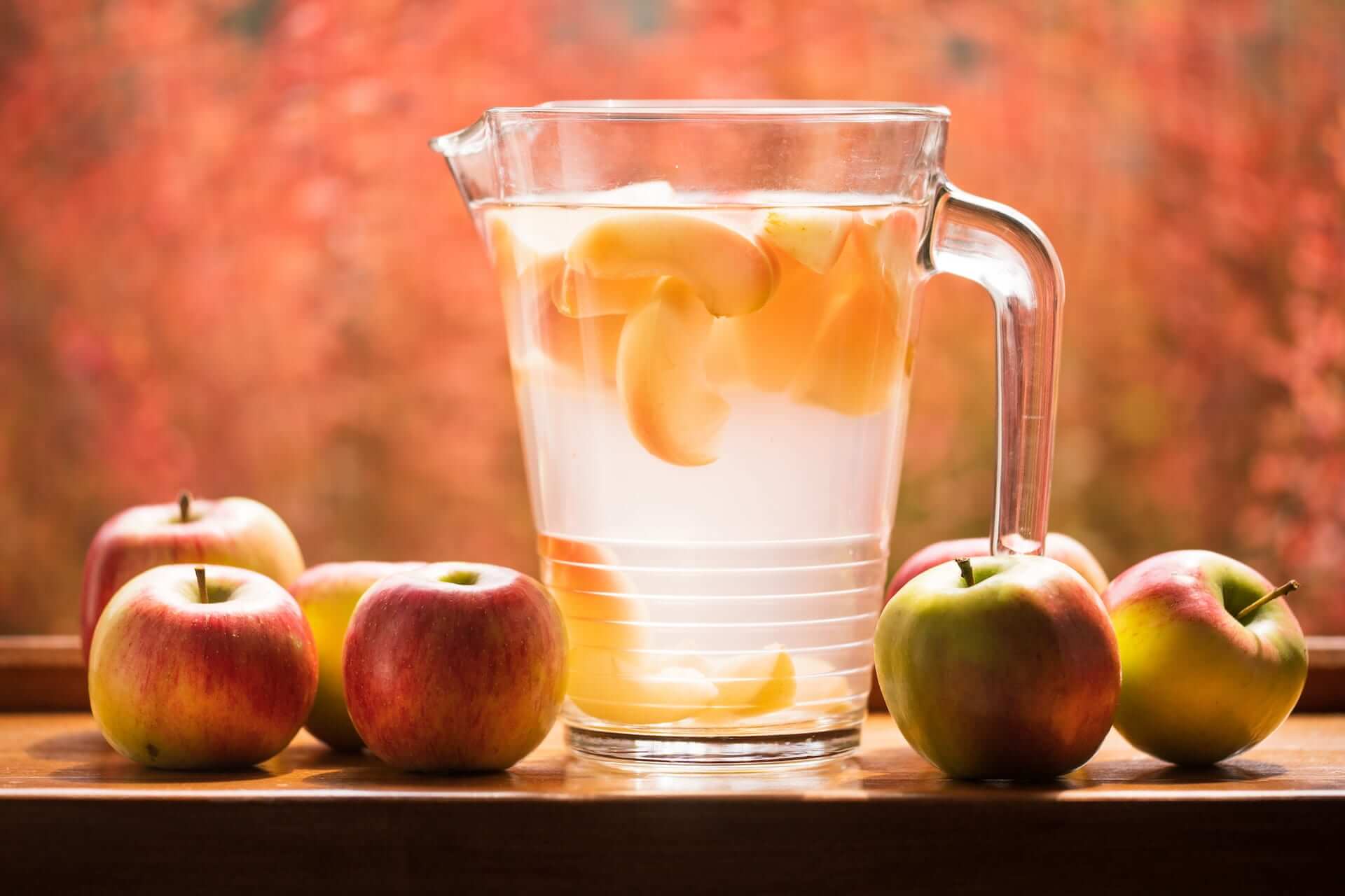 Tall-jug-of-apple-juice-with-slices-is-apple-juice-good-for-you