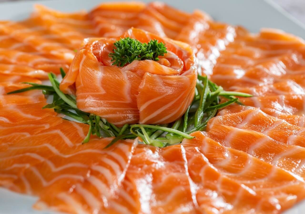 fresh-salmon-sashimi-on-white-plate