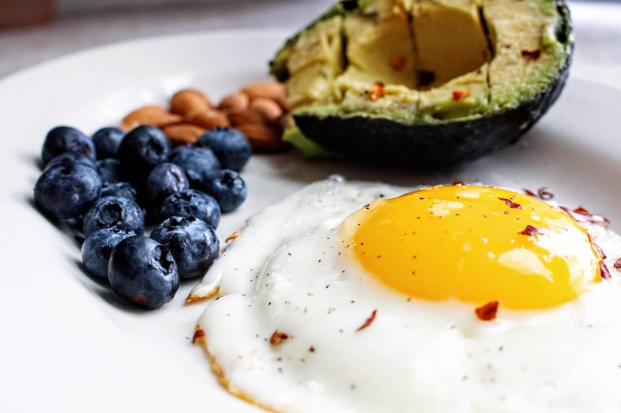 eggs-avocado-and-blueberries-on-plate