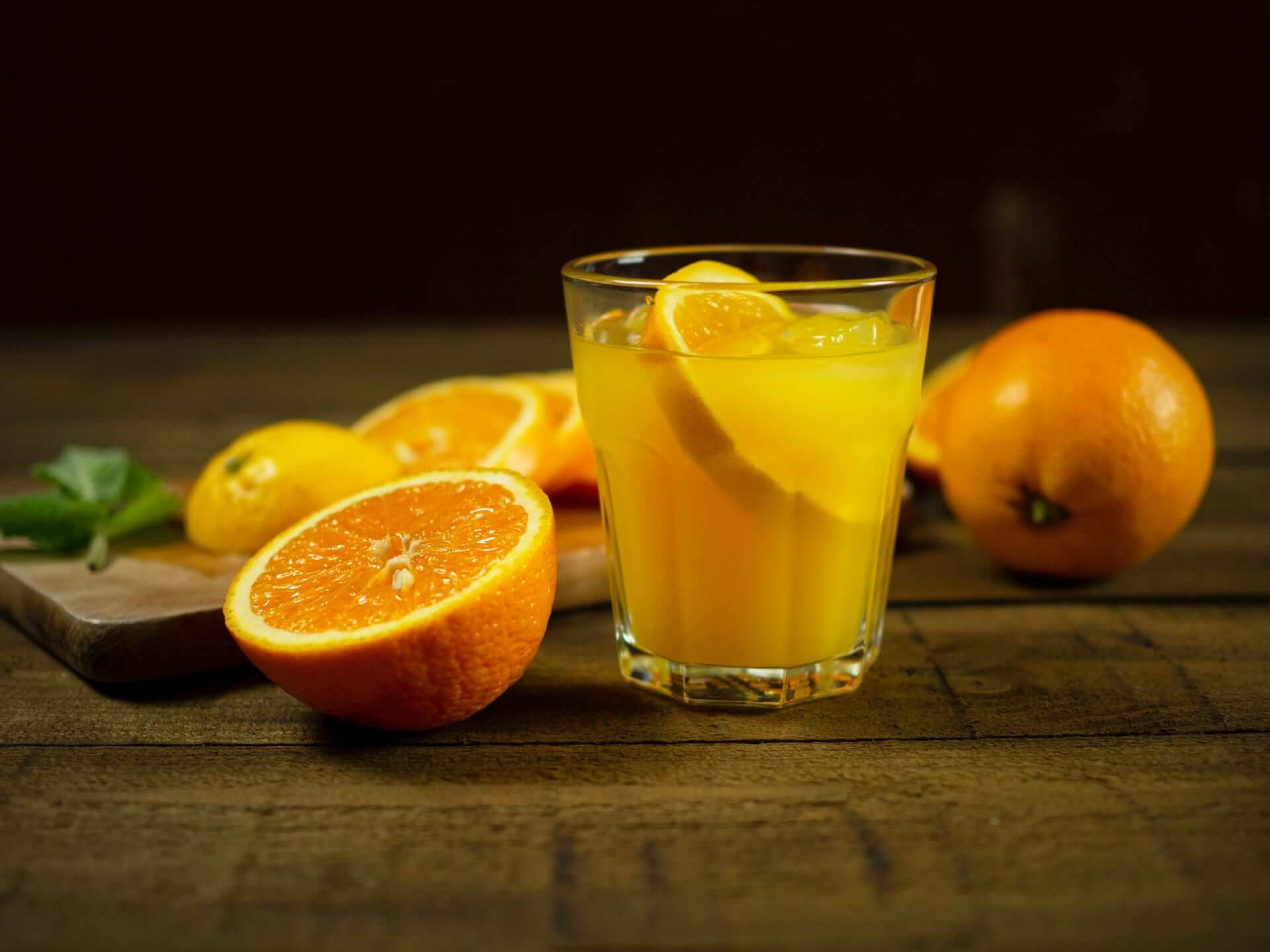 Glass-of-orange-juice-with-slices-is-apple-juice-good-for-you