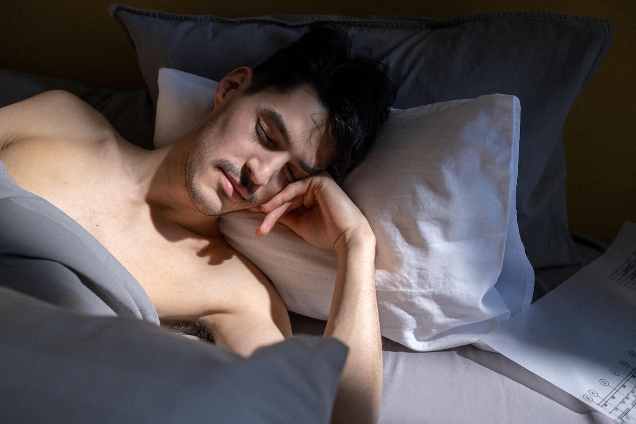 man-sleeping-without-shirt-on-in-his-bed