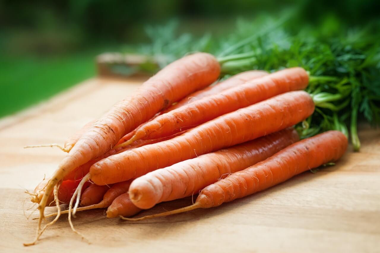 Fresh-carrots-on-kitchen-table