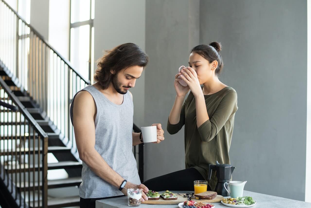 Fit-couple-having-healthy-breakfast