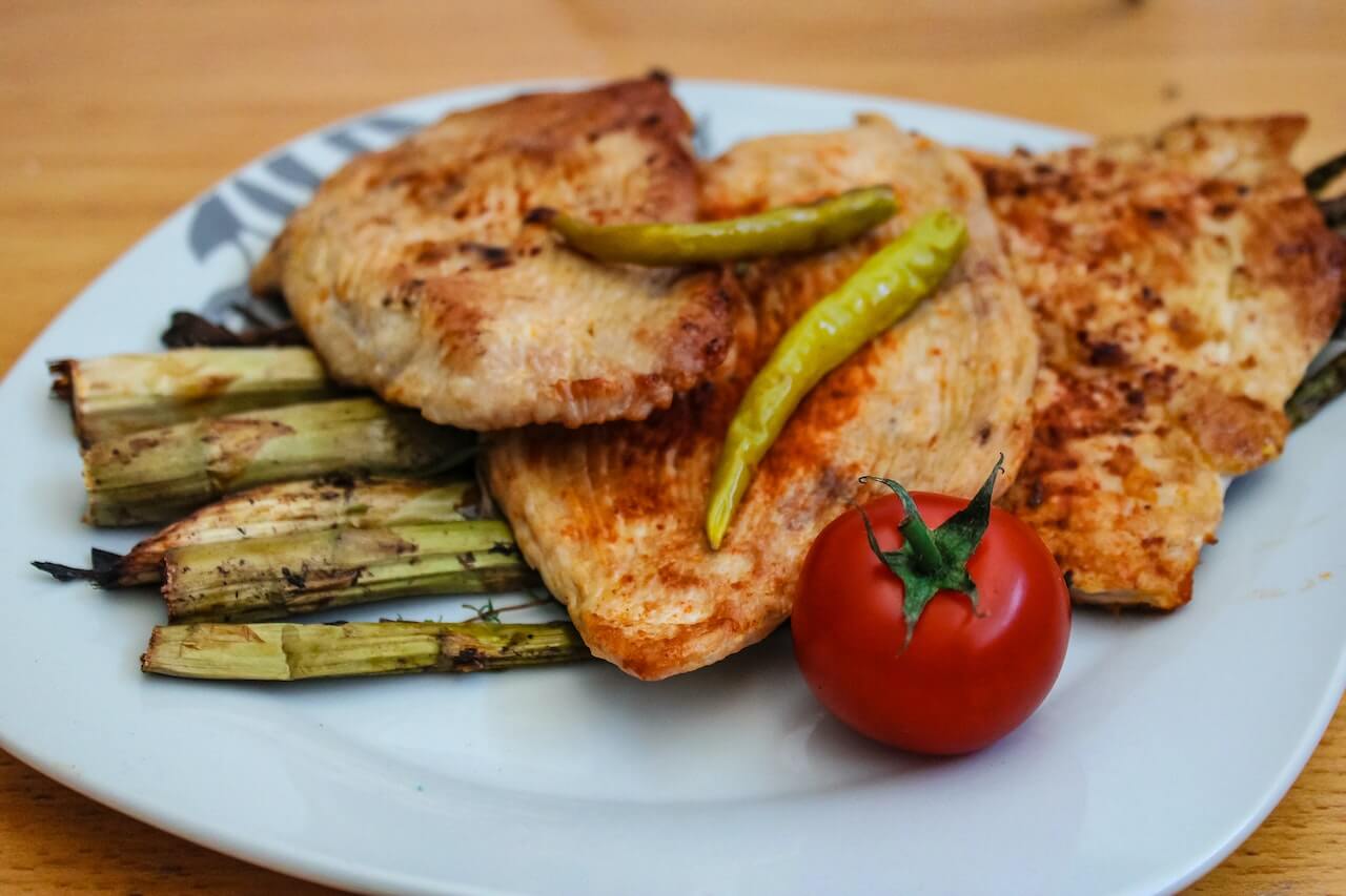 grilled-chicken-with-vegetables-on-plate