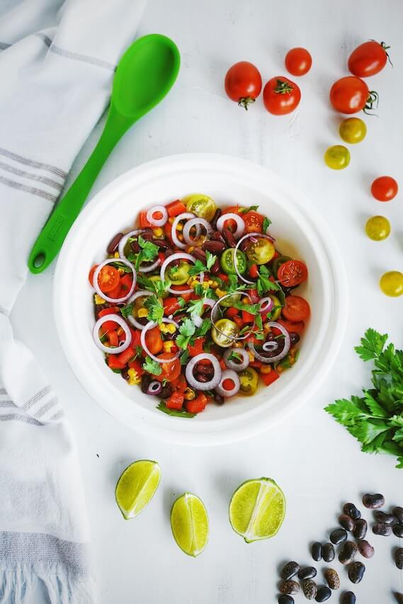 bowl-of-salad-in-table-ready-to-eat