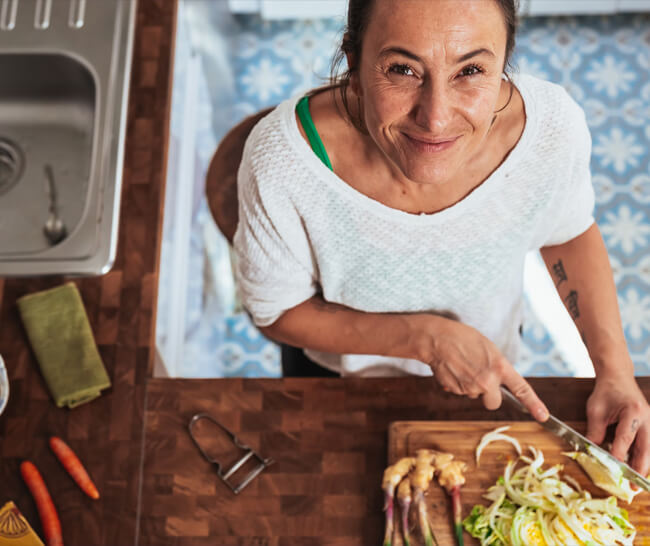 woman cutting vegetables for a low-carb meal