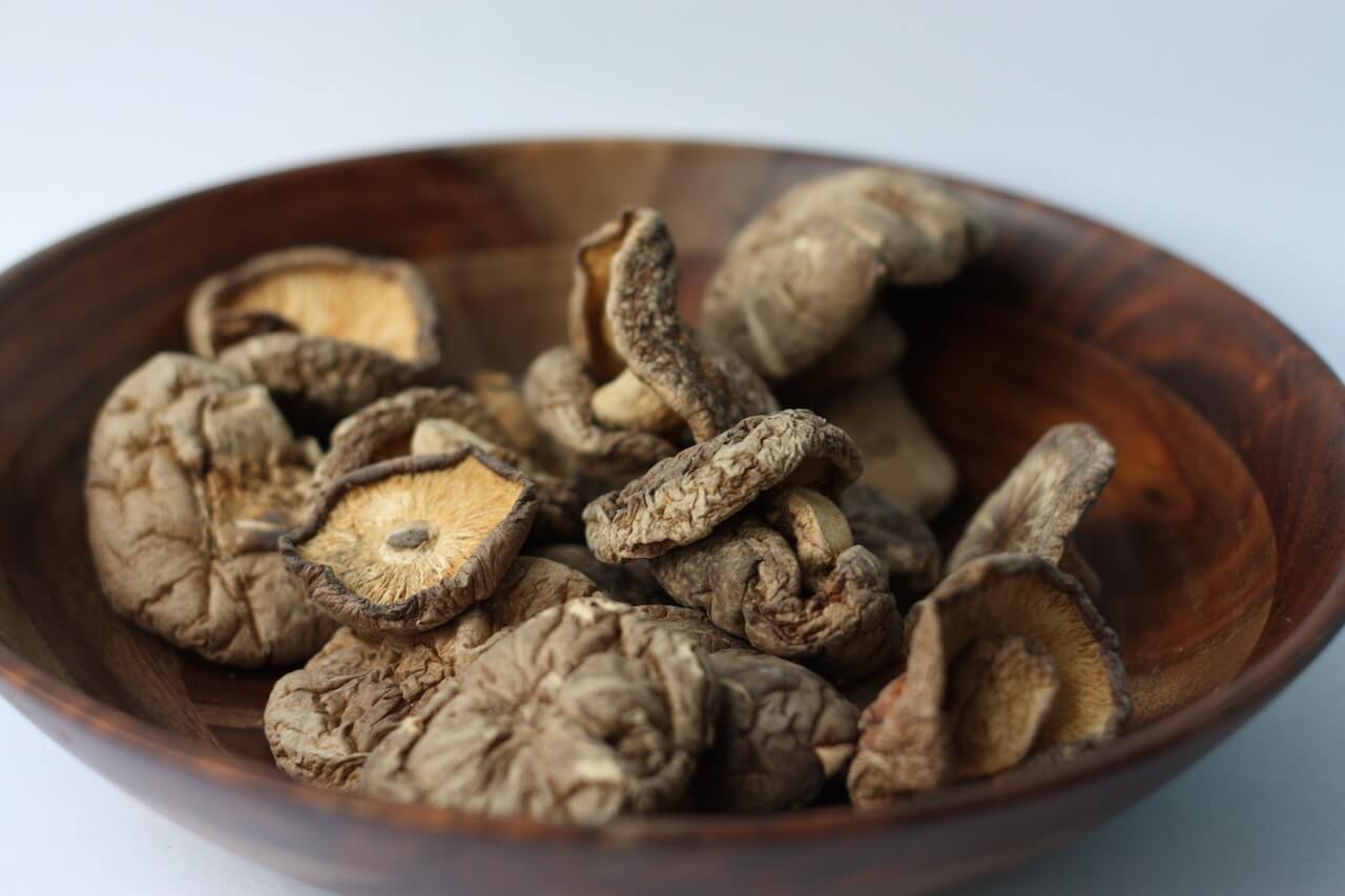 Close-up-of-bowl-with-shiitake-mushrooms