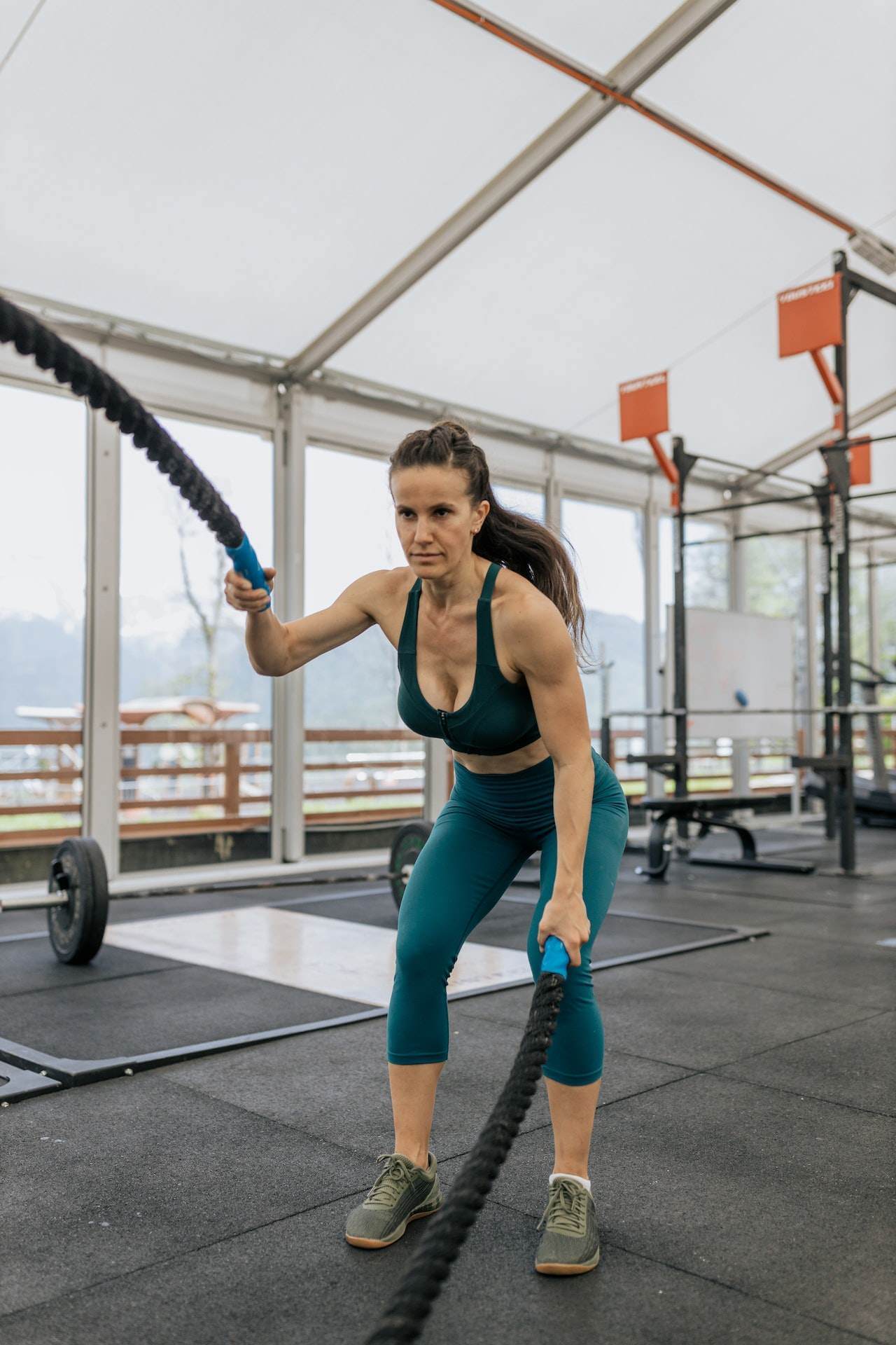 Woman-doing-heavy-work-out-on-crossfit-gym