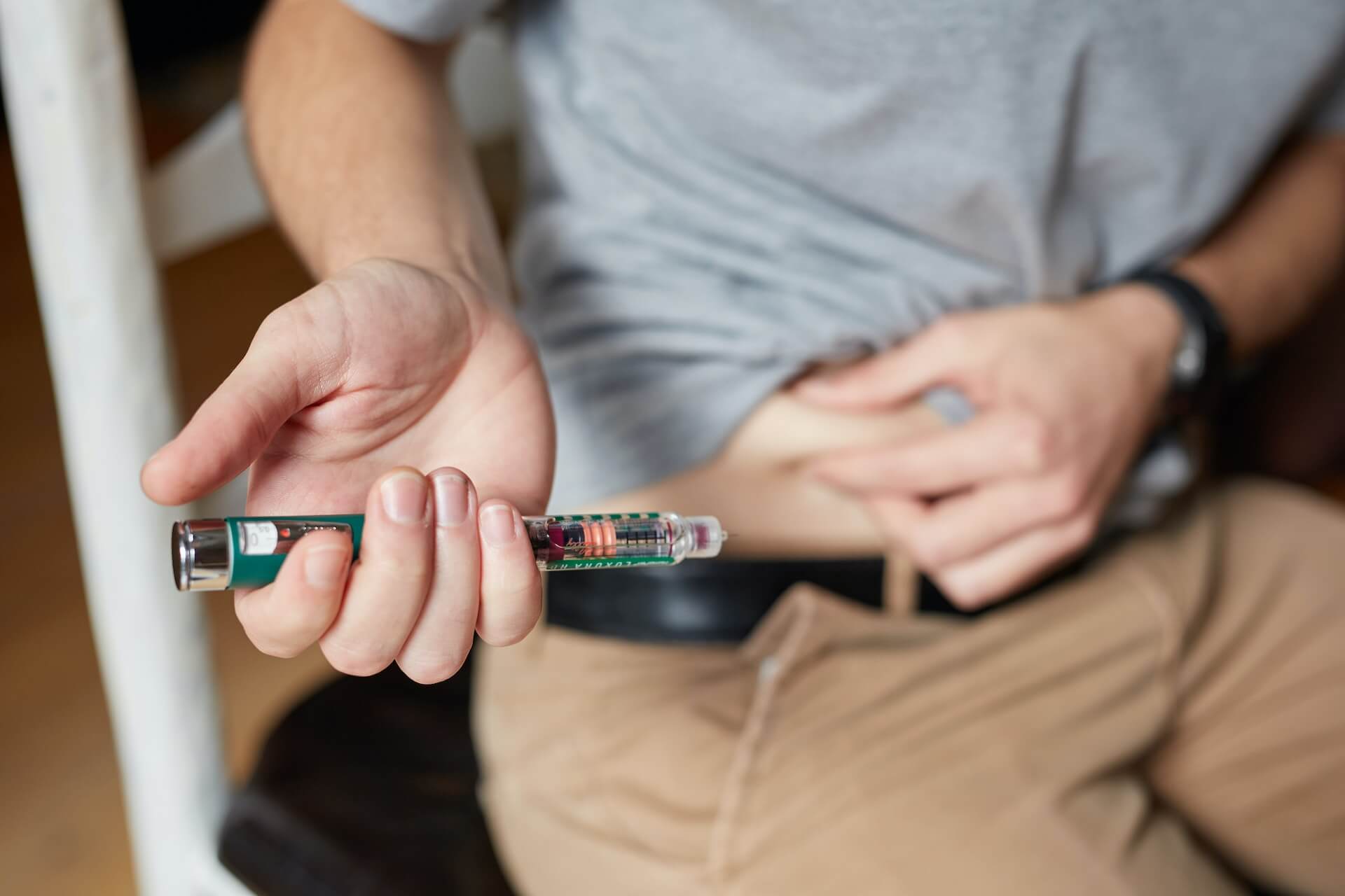 man-taking-his-insulin-shot