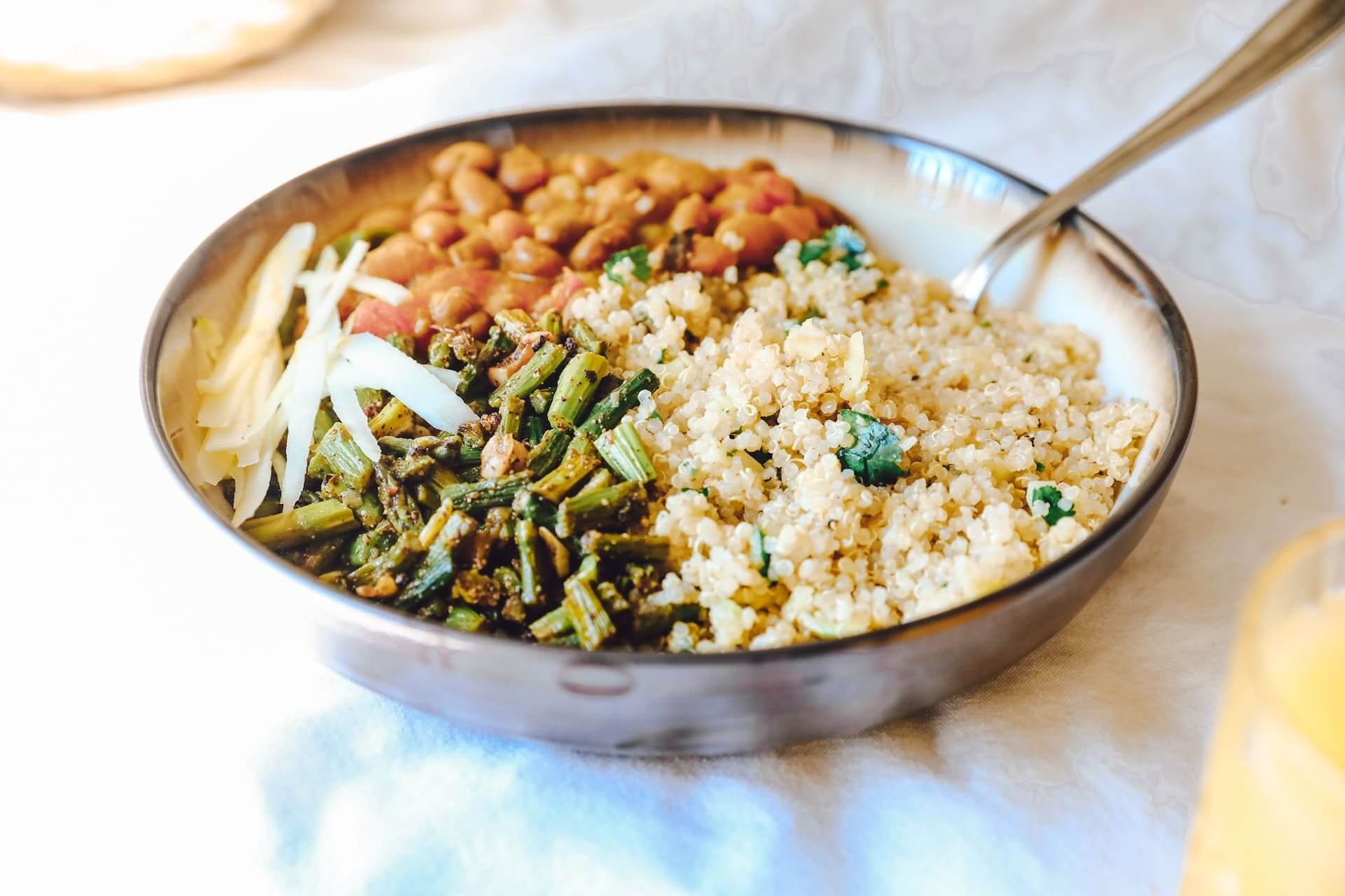 A-bowl-of-prepared-quinoa-with-sides-quinoa-glycemic-index