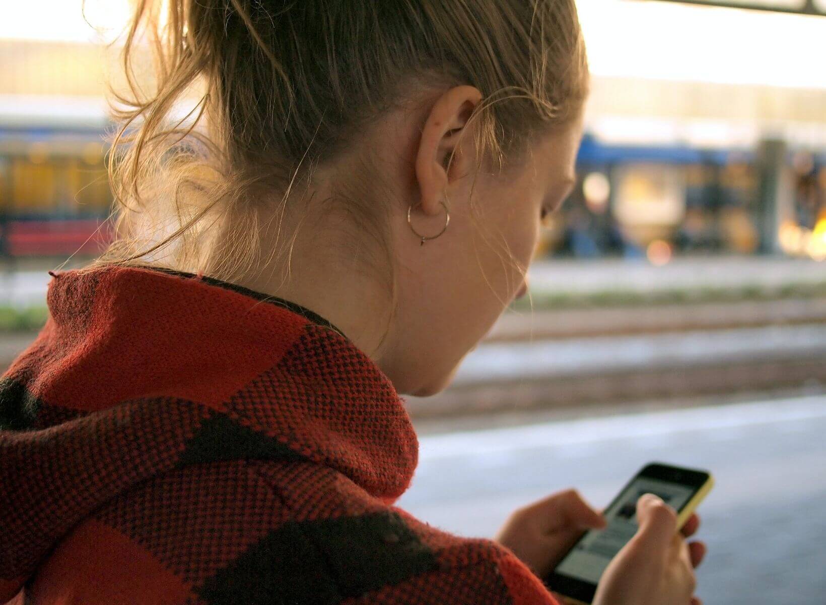 Woman logging her food in a food diary on her smart phone