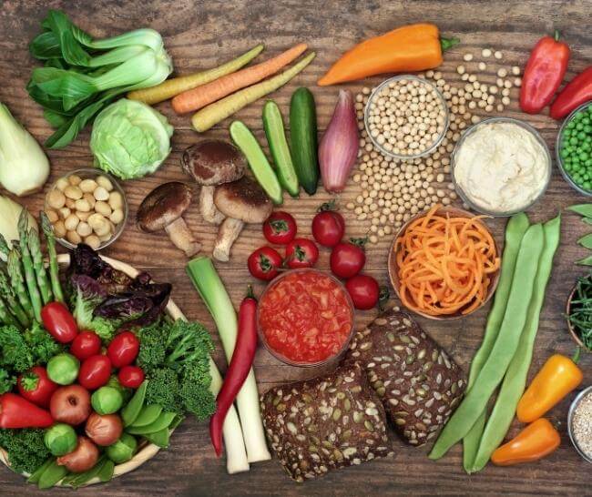 Various low-glycemic vegetables displayed on a wooden tabletop