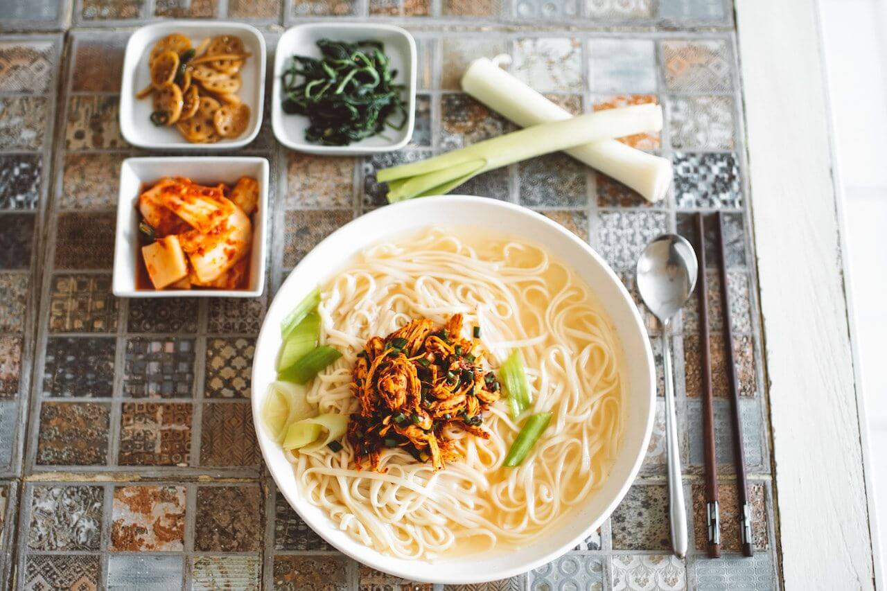 Bowl-of-noodles-with-kimchi