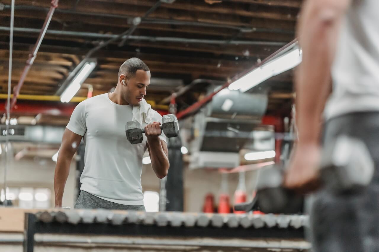 Man-lifting-weights-at-gym