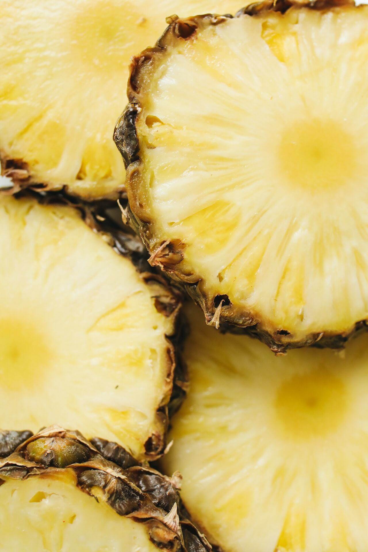 Close-up-of-slices-of-juicy-pineapple