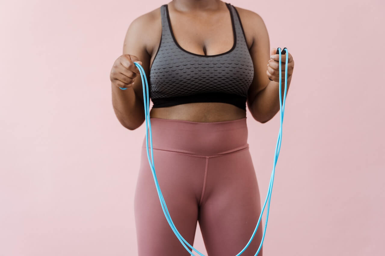 close-up-of-woman-in-workout-set-about-to-use-a-jumping-rope