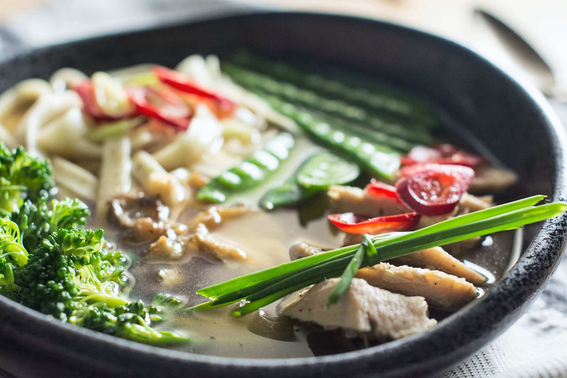 Chicken-ramen-with-brocoli