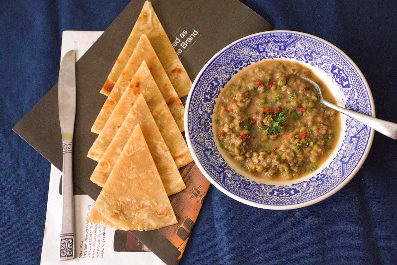 lentils-soup-with-naan-bread-on-the-side