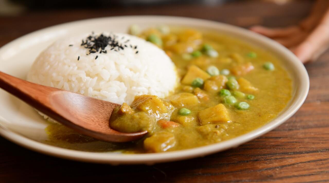 Bowl-with-rice-and-tofu-curry