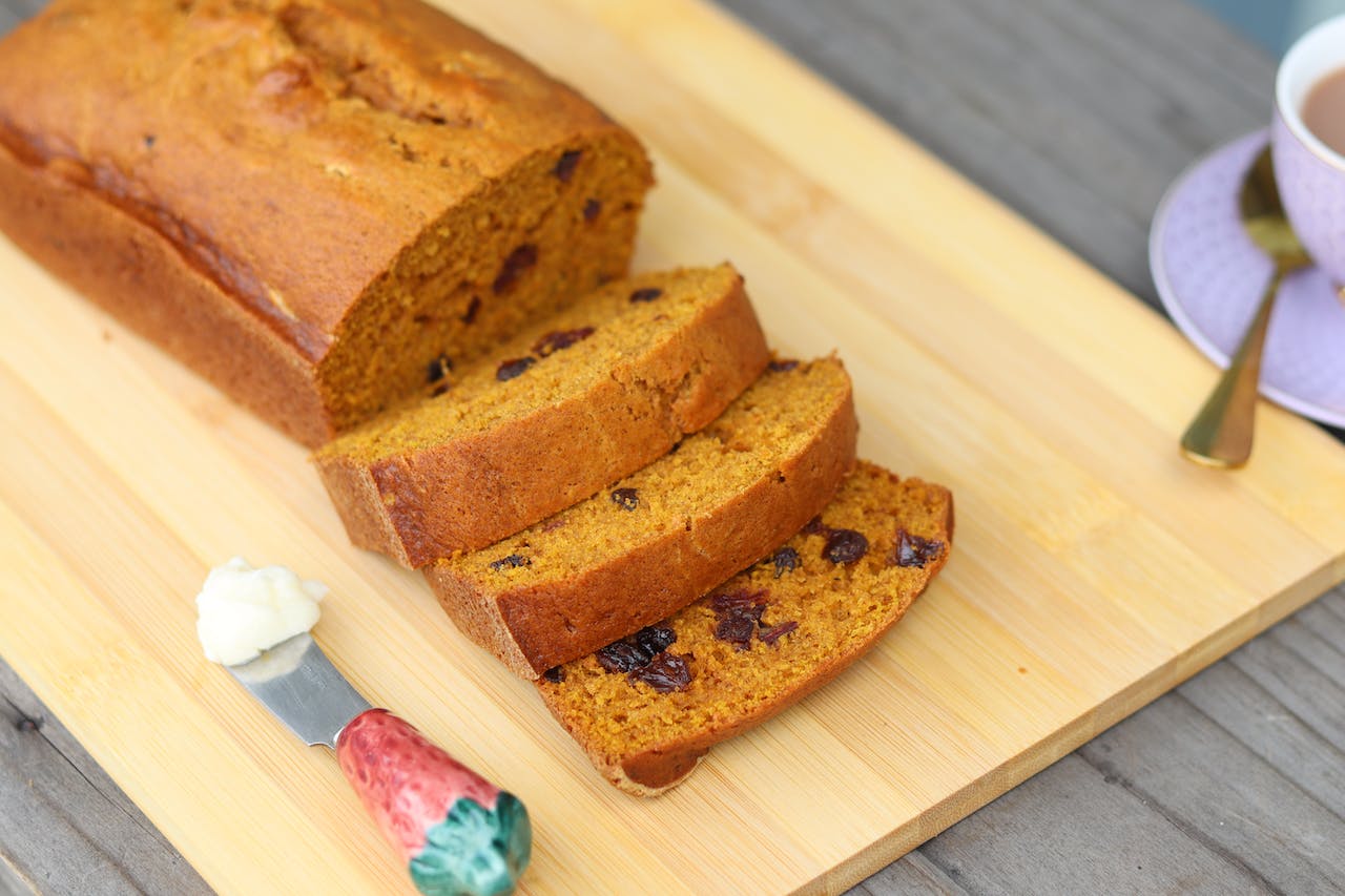 sliced-pumpkin-bread-with-raisins-lying-on-a-cutting-board